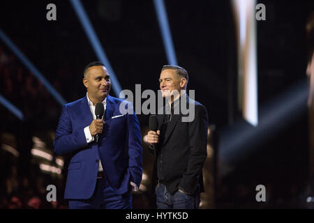 Il comico Russel Peters e musicista Bryan Adams, co-hosting i 2017 premi di Juno. Foto Stock