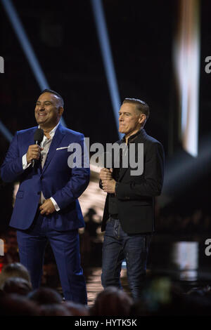 Il comico Russel Peters e musicista Bryan Adams, co-hosting i 2017 premi di Juno. Foto Stock