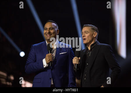 Il comico Russel Peters e musicista Bryan Adams, co-hosting i 2017 premi di Juno. Foto Stock