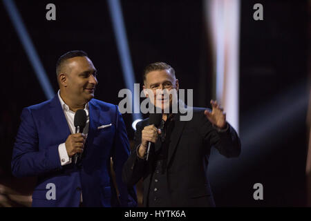 Il comico Russel Peters e musicista Bryan Adams, co-hosting i 2017 premi di Juno. Foto Stock