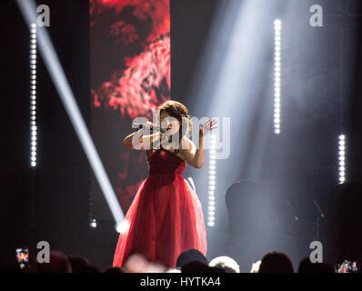 Tanya Tagaq suona con una tribù chiamata rosso alla 2017 premi di Juno. Foto Stock