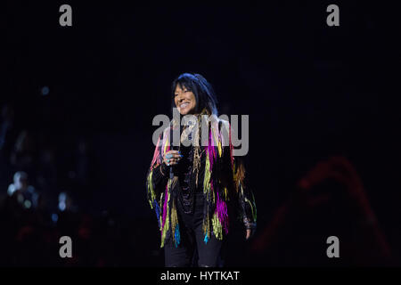 Aiuto umanitario dell'anno vincitore Buffy Sainte-Marie introduce una tribù chiamata rosso alla 2017 premi di Juno. Foto Stock