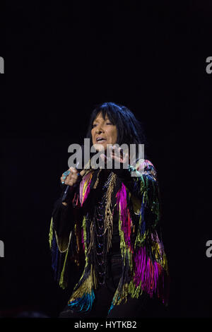 Aiuto umanitario dell'anno vincitore Buffy Sainte-Marie introduce una tribù chiamata rosso alla 2017 premi di Juno. Foto Stock