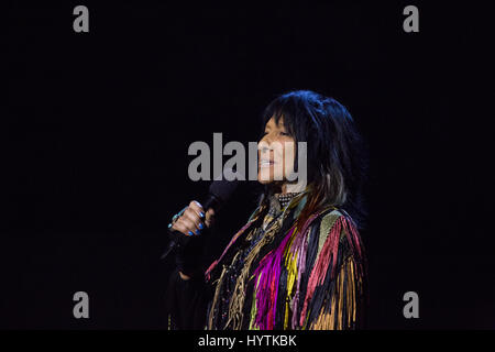 Aiuto umanitario dell'anno vincitore Buffy Sainte-Marie introduce una tribù chiamata rosso alla 2017 premi di Juno. Foto Stock