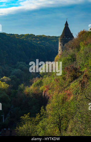 Una torre di vedetta sopra il canyon del fiume smotrych in kamianets-podilskyi, Ucraina occidentale. alberi stanno mostrando i colori autunnali. Foto Stock