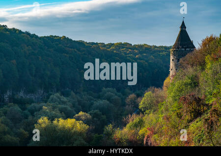 Una torre di vedetta sopra il canyon del fiume smotrych in kamianets-podilskyi, Ucraina occidentale. alberi stanno mostrando i colori autunnali. Foto Stock