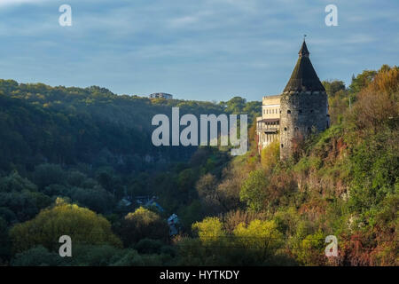 Una torre di vedetta sopra il canyon del fiume smotrych in kamianets-podilskyi, Ucraina occidentale. alberi stanno mostrando i colori autunnali. Foto Stock