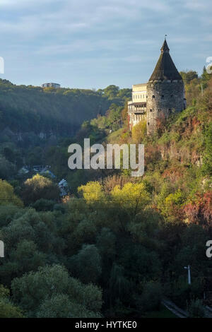 Una torre di vedetta sopra il canyon del fiume smotrych in kamianets-podilskyi, Ucraina occidentale. alberi stanno mostrando i colori autunnali. Foto Stock