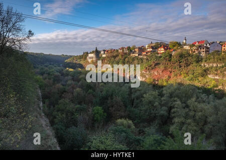 Una torre di vedetta sopra il canyon del fiume smotrych in kamianets-podilskyi, Ucraina occidentale. alberi stanno mostrando i colori autunnali. Foto Stock