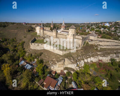 Riprese aeree di kamianets-podilski castello in Ucraina occidentale. prese su una luminosa giornata autunnale limpida con un cielo azzurro Foto Stock