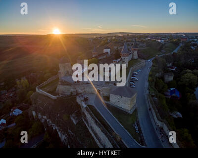 Riprese aeree verso un tramonto dietro kamianets-podilskyi castello in Ucraina occidentale. prese su una chiara serata autunnale Foto Stock