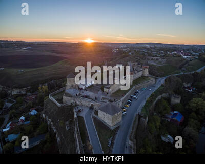 Riprese aeree verso un tramonto dietro kamianets-podilskyi castello in Ucraina occidentale. prese su una chiara serata autunnale Foto Stock