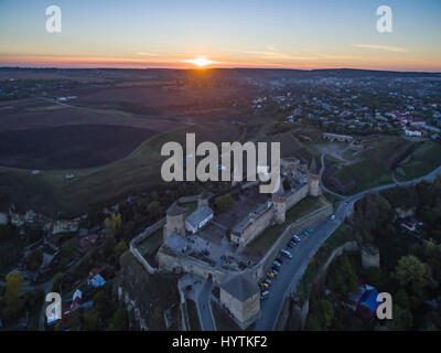 Riprese aeree verso un tramonto dietro kamianets-podilskyi castello in Ucraina occidentale. prese su una chiara serata autunnale Foto Stock