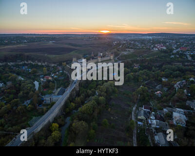 Riprese aeree verso un tramonto dietro kamianets-podilskyi castello in Ucraina occidentale. prese su una chiara serata autunnale Foto Stock