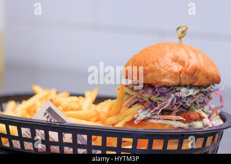 Haloumi vegetariano burger con slaw, yogurt in servizio su una tavola di legno al Pub Australiano Bistro Foto Stock