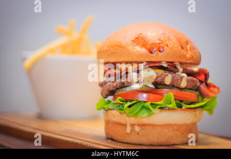 Carni bovine americane Brisket burger pronti a servire in un ristorante Foto Stock