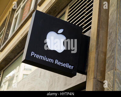 Apple Premium Reseller firmare al di fuori di un negozio Foto Stock