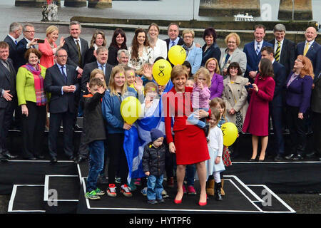 SNP leader scozzese e primo ministro Nicola Storione pone photographswith per un gruppo di bambini dopo aver tenuto un discorso a South Queensferry, con alcuni dei neo-eletto SNP MPs in background Foto Stock