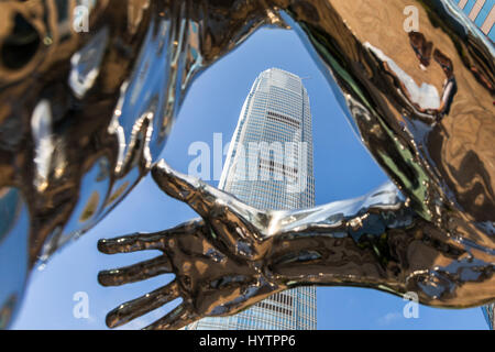 Immagini di IFC, l'edificio più alto di Hong Kong sull'isola. Riflessioni dell'edificio catturata su un raro cielo blu chiaro Giorno in Hong Kong. Foto Stock