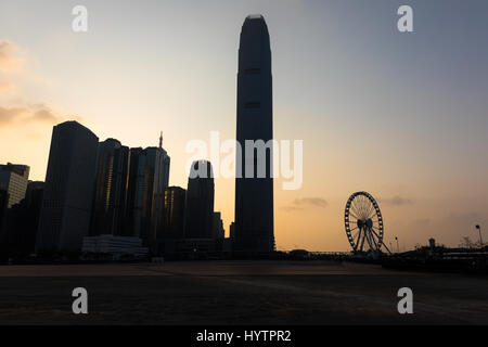 Immagini di IFC, l'edificio più alto di Hong Kong sull'isola. Riflessioni dell'edificio catturata su un raro cielo blu chiaro Giorno in Hong Kong. Foto Stock