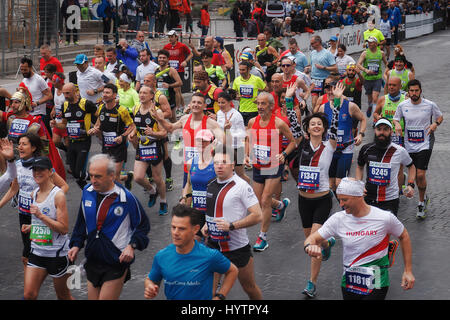 Roma, Italia - 2 Aprile 2017: la partenza degli atleti sulla Via dei Fori Imperiali, il Colosseo sullo sfondo. Foto Stock