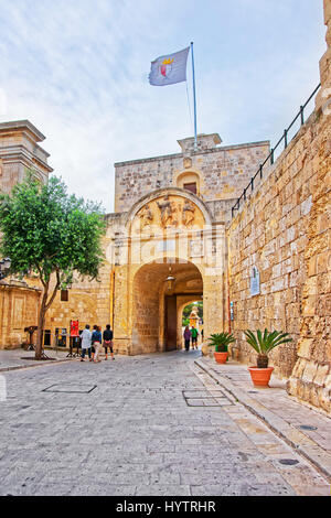 Mdina, Malta - 4 Aprile 2014: le persone al cancello di ingresso in Mdina città vecchia, Malta Foto Stock