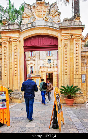 Mdina, Malta - 4 Aprile 2014: le persone al cancello di ingresso nel Museo di Storia Naturale di Mdina, Malta Foto Stock