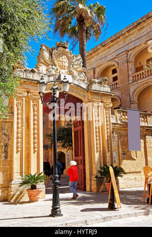 Mdina, Malta - 4 Aprile 2014: le persone al cancello di ingresso nel Museo di Storia Naturale, Mdina, Malta Foto Stock