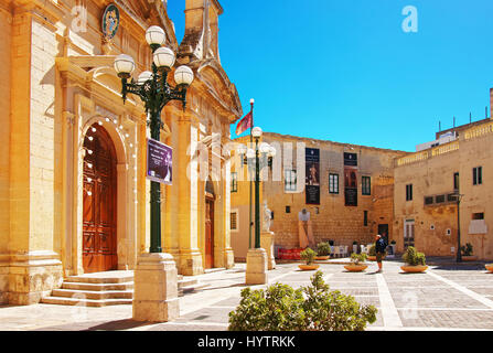 Rabat, Malta - Aprile 4, 2014: Persone a San Paolo Chiesa in Rabat sull isola di Malta Foto Stock