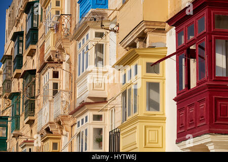 Un tradizionale stile Maltese diversi balconi colorati a La Valletta. Malta. Foto Stock