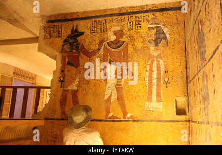 All'interno della replica tomba di Tutankhamon che è stata costruita sulla sponda ovest del Nilo a Luxor Foto Stock