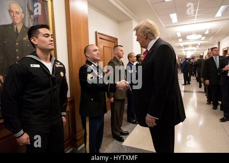 U.S presidente Donald Trump saluta i membri del servizio durante una visita al Pentagono Gennaio 27, 2017 in Arlington, Virginia. Foto Stock