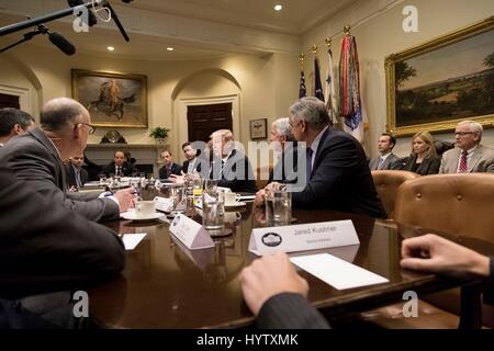 U.S presidente Donald Trump si incontra con i dirigenti dell industria farmaceutica nella sala Roosevelt della Casa Bianca, 27 gennaio 2017 a Washington, DC. Foto Stock