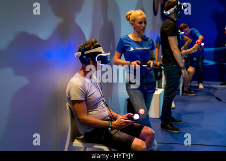 Barcellona - Jun 16: un uomo cerca la Playstation VR (realtà virtuale) bicchieri al Sonar Festival il 16 giugno 2016 a Barcellona, Spagna. Foto Stock