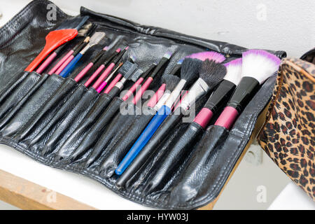 Astratto e concettuale del make up. spazzole, costituiscono strumenti. Rendere artista al lavoro. Foto Stock