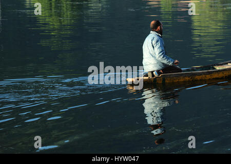 Il popolo Kashmiri locale, un giro Shikara sul lago dal, un romantico giro shikara, (Foto Copyright © di Saji Maramon) Foto Stock