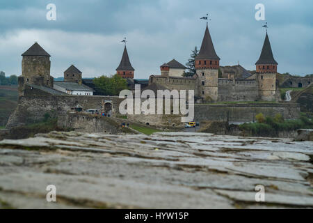 Veduta del castello di kamianets-podilskyi in Ucraina occidentale presi in una piovosa giornata d'autunno. una parete frame che la parte inferiore dell'immagine Foto Stock