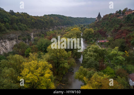 Una torre di vedetta sopra il canyon del fiume smotrych in kamianets-podilskyi, Ucraina occidentale. alberi stanno mostrando i colori autunnali. Foto Stock