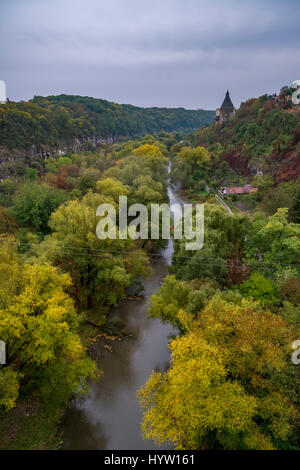 Una torre di vedetta sopra il canyon del fiume smotrych in kamianets-podilskyi, Ucraina occidentale. alberi stanno mostrando i colori autunnali. Foto Stock