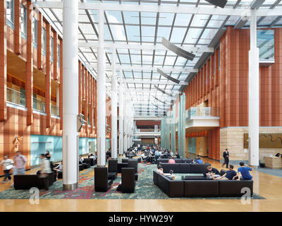 Vista di Davidson giardino d inverno dalla zona di ingresso. University of Michigan, Stephen M. Ross School of Business, Ann Arbor, Stati Uniti. Architetto Foto Stock