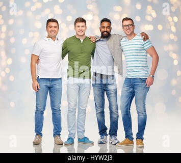 Il gruppo internazionale di felice uomini oltre le luci Foto Stock
