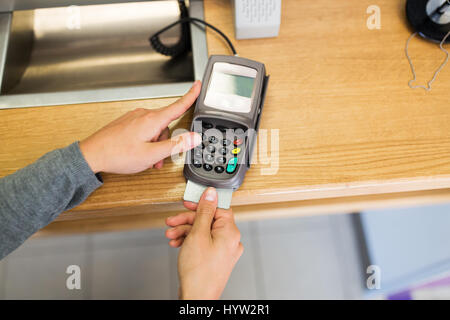 Stretta di mano inserire carta bancaria al terminale Foto Stock