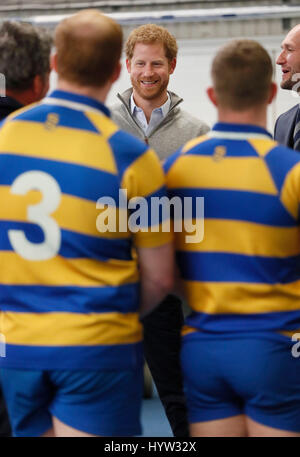 Il principe Harry parla ai membri del team di rugby dell'Università di Bath dopo aver dimostrato una macchina di scrummage utilizzata per la ricerca presso il villaggio di addestramento sportivo dell'Università di Bath. Foto Stock