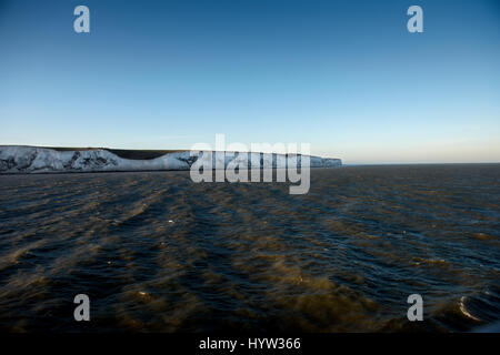 Dover, Kent, Inghilterra. Marzo 2017 Vista delle Scogliere Bianche di Dover, Kent, dopo aver attraversato il Canale della Manica da Calais in Francia. Foto Stock