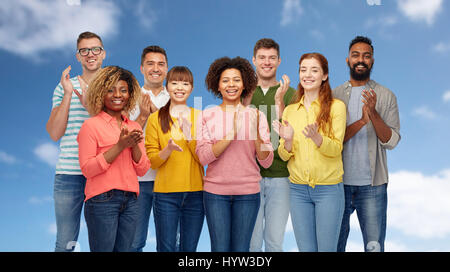 Il gruppo internazionale di felice popolo sorridente Foto Stock