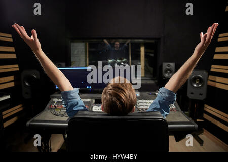 Man a console di miscelazione in music studio di registrazione Foto Stock