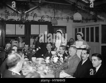 Cena di Natale essendo servita presso il Queen Mary ' s hospital, Sidcup Kent. Foto Stock