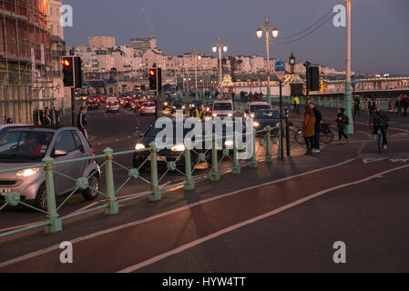 1 dicembre 2016, Brighton , NEL REGNO UNITO il traffico su Kings Road a Brighton Foto Stock