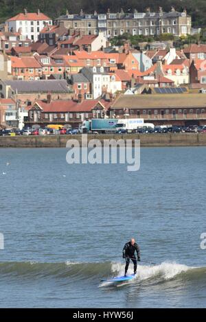 Una racchetta boarder godendo il surf a Scarborough, North Yorkshire, Regno Unito durante la calda luce del sole. Immagine: Scott Bairstow Foto Stock