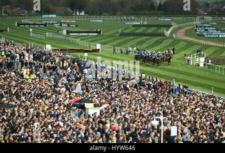 Guide e piloti in azione durante la Alder Hey bambini Handicap carità ostacolo sul Signore giorno della sanità Randox Grand National Festival presso l'Aintree Racecourse. Foto Stock